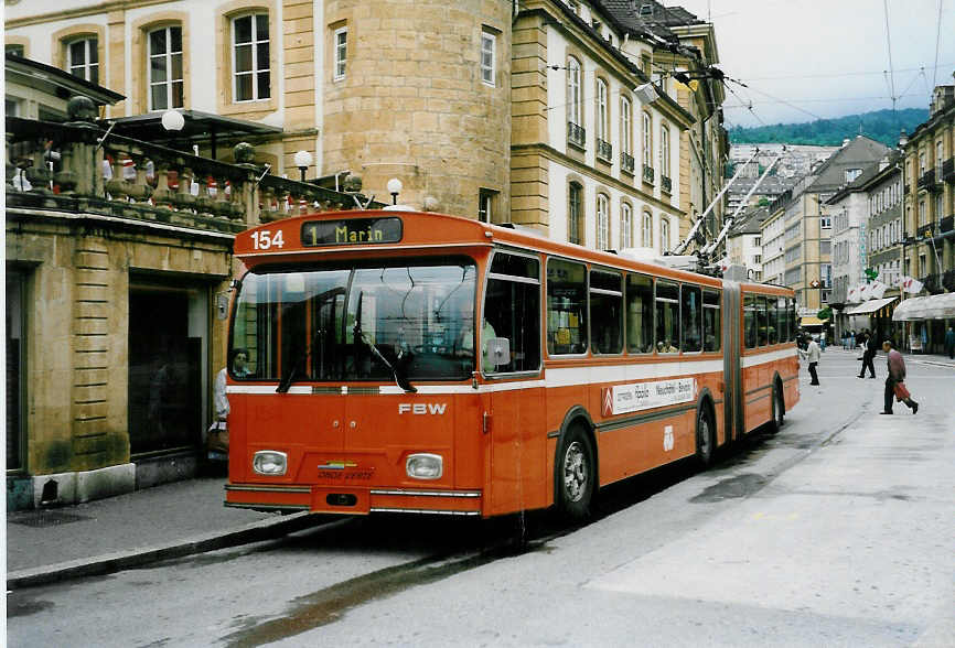 (047'301) - TN Neuchtel - Nr. 154 - FBW/Hess Gelenktrolleybus (ex Nr. 54) am 16. Juni 2001 in Neuchtel, Place Pury