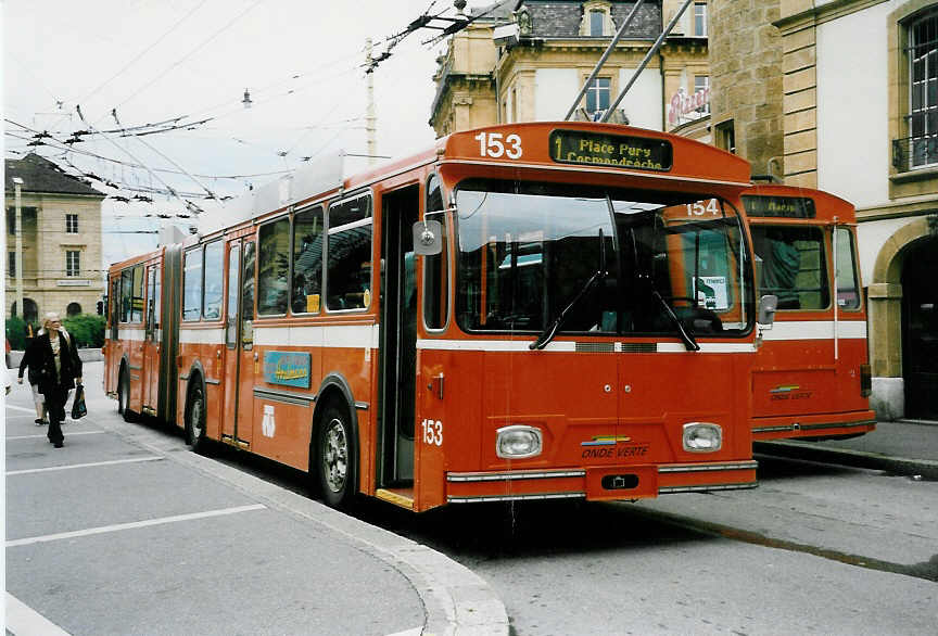 (047'302) - TN Neuchtel - Nr. 153 - FBW/Hess Gelenktrolleybus (ex Nr. 53) am 16. Juni 2001 in Neuchtel, Place Pury