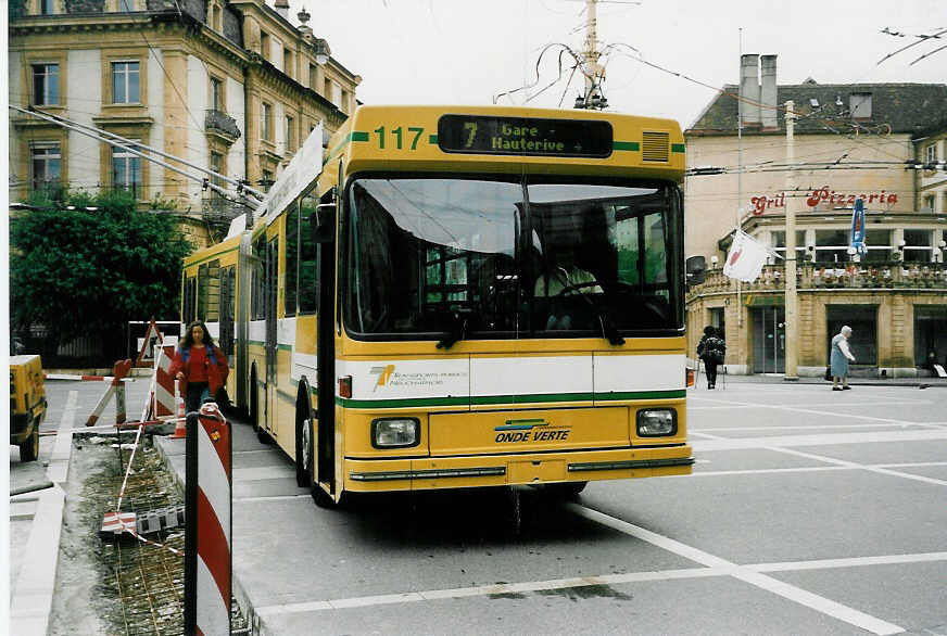 (047'310) - TN Neuchtel - Nr. 117 - NAW/Hess Gelenktrolleybus am 16. Juni 2001 in Neuchtel, Place Pury
