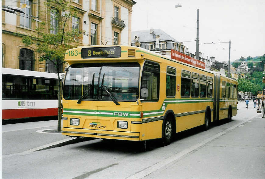 (047'313) - TN Neuchtel - Nr. 163 - FBW/Hess Gelenktrolleybus am 16. Juni 2001 in Neuchtel, Place Pury