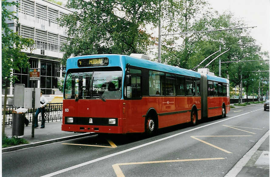 (047'327) - VB Biel - Nr. 63 - Volvo/R&J Gelenktrolleybus am 16. Juni 2001 in Biel, Zentralplatz
