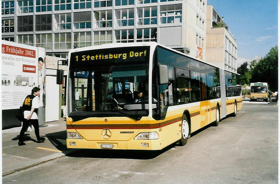 (047'405) - STI Thun - Nr. 86/BE 567'386 - Mercedes am 20. Juni 2001 beim Bahnhof Thun