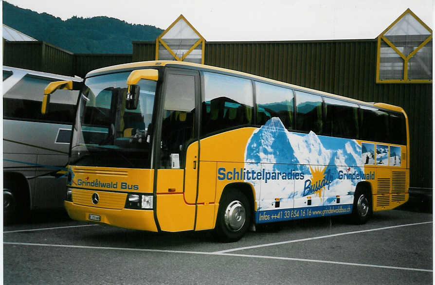 (047'602) - AVG Grindelwald - Nr. 10/BE 210'669 - Mercedes am 4. Juli 2001 beim Bahnhof Wilderswil 