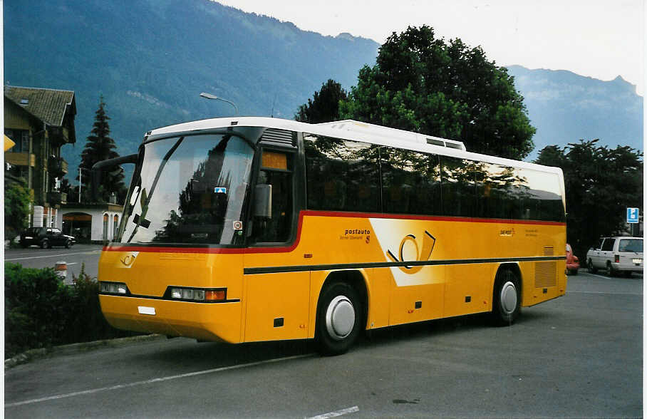 (047'604) - AVG Meiringen - Nr. 62/BE 407'862 - Neoplan (ex P 23'706) am 4. Juli 2001 in Matten, Hotel Alpina
