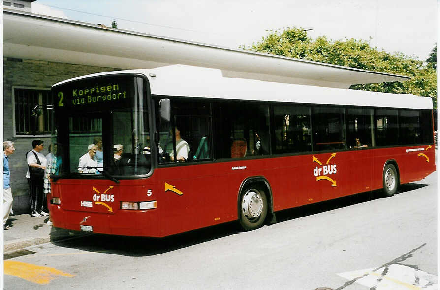 (047'621) - AAGK Koppigen - Nr. 5/BE 122'014 - Volvo/Hess am 9. Juli 2001 beim Bahnhof Burgdorf