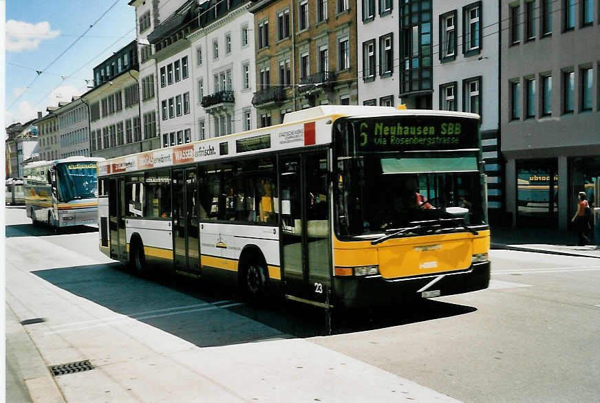 (047'902) - VBSH Schaffhausen - Nr. 23/VS 38'023 - Volvo/Hess am 12. Juli 2001 beim Bahnhof Schaffhausen