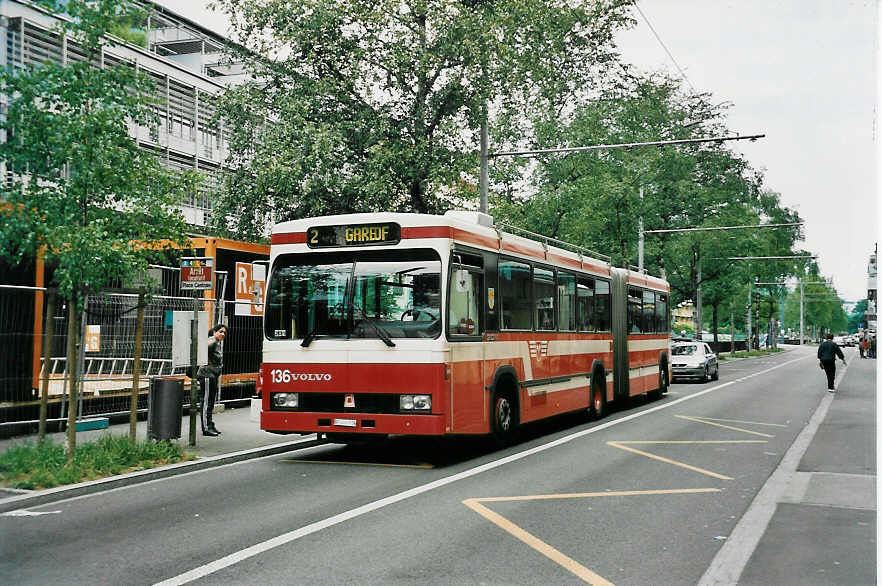 (047'932) - VB Biel - Nr. 136/BE 446'136 - Volvo/R&J am 14. Juli 2001 in Biel, Zentralplatz