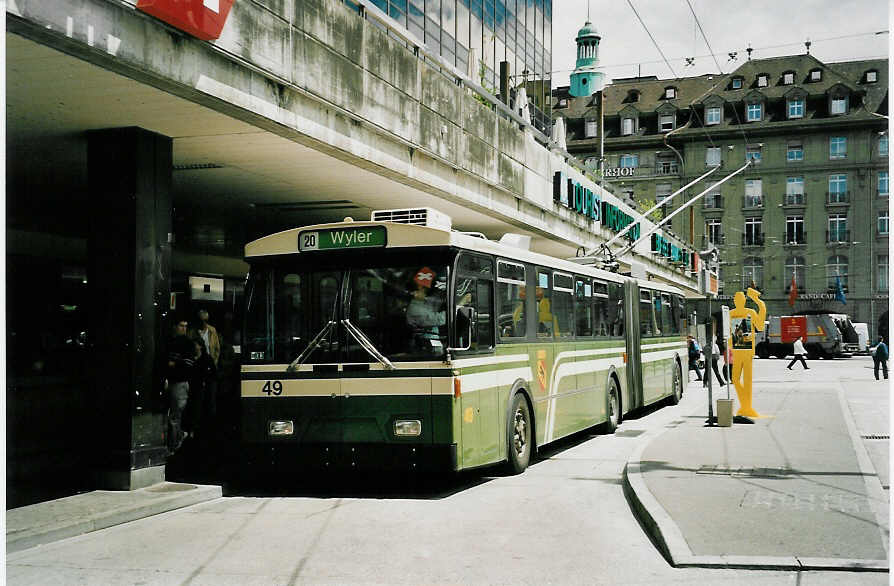 (048'011) - SVB Bern - Nr. 49 - FBW/R&J Gelenktrolleybus am 16. Juli 2001 beim Bahnhof Bern