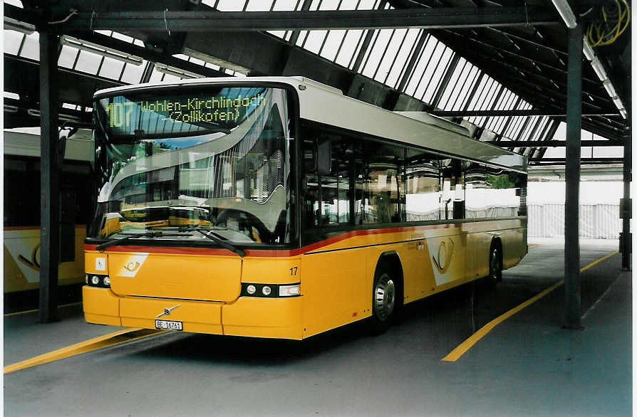 (048'018) - Steiner, Ortschwaben - Nr. 17/BE 16'761 - Volvo/Hess am 16. Juli 2001 in Bern, Postautostation