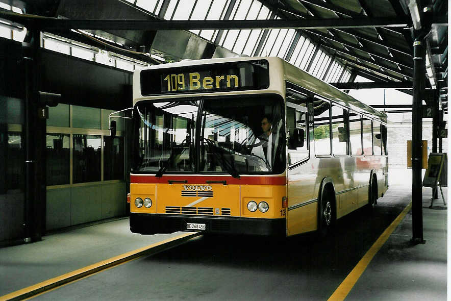 (048'020) - Steiner, Ortschwaben - Nr. 13/BE 268'456 - Volvo/Lauber am 16. Juli 2001 in Bern, Postautostation
