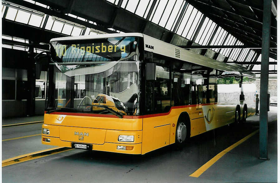 (048'021) - Engeloch, Riggisberg - Nr. 13/BE 568'636 - MAN am 16. Juli 2001 in Bern, Postautostation