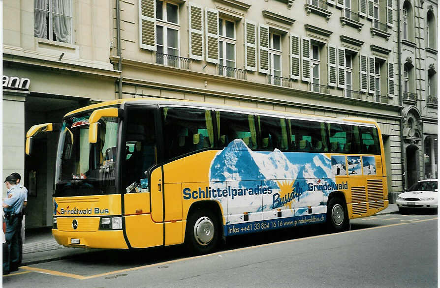 (048'024) - AVG Grindelwald - Nr. 10/BE 210'669 - Mercedes am 16. Juli 2001 in Bern, Bundesplatz