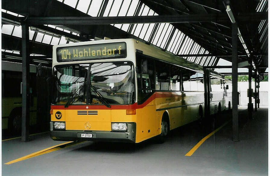 (048'105) - PTT-Regie - P 27'722 - Mercedes am 16. Juli 2001 in Bern, Postautostation