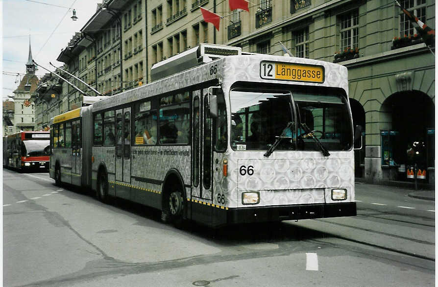 (048'111) - SVB Bern - Nr. 66 - Volvo/Hess Gelenktrolleybus am 16. Juli 2001 beim Bahnhof Bern