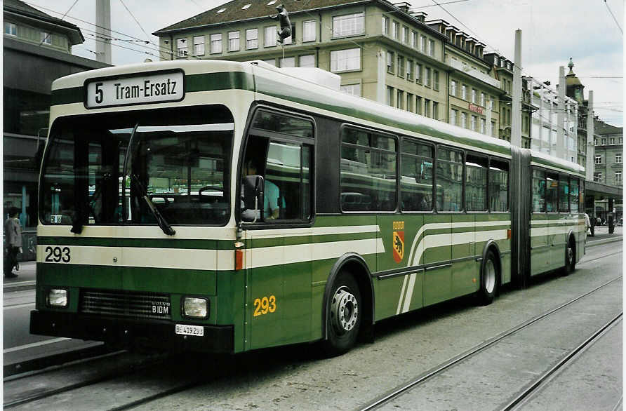 (048'114) - SVB Bern - Nr. 293/BE 419'293 - Volvo/R&J-Hess-Gangloff am 16. Juli 2001 beim Bahnhof Bern