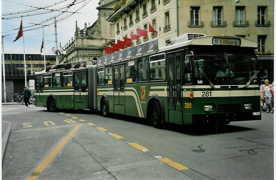 (048'117) - SVB Bern - Nr. 281/BE 339'281 - FBW/Hess-Gangloff am 16. Juli 2001 beim Bahnhof Bern
