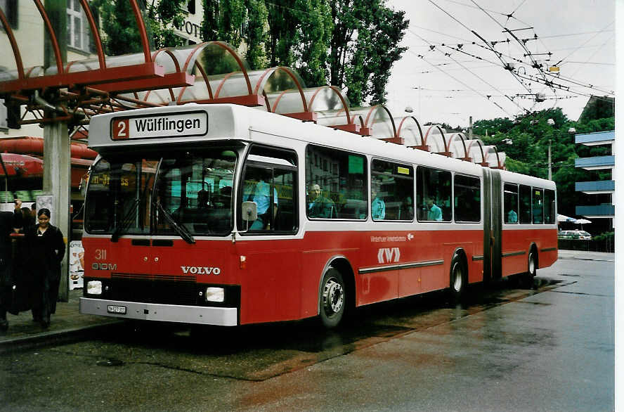 (048'513) - WV Winterthur - Nr. 311/ZH 527'311 - Volvo/Hess am 18. Juli 2001 beim Hauptbahnhof Winterthur