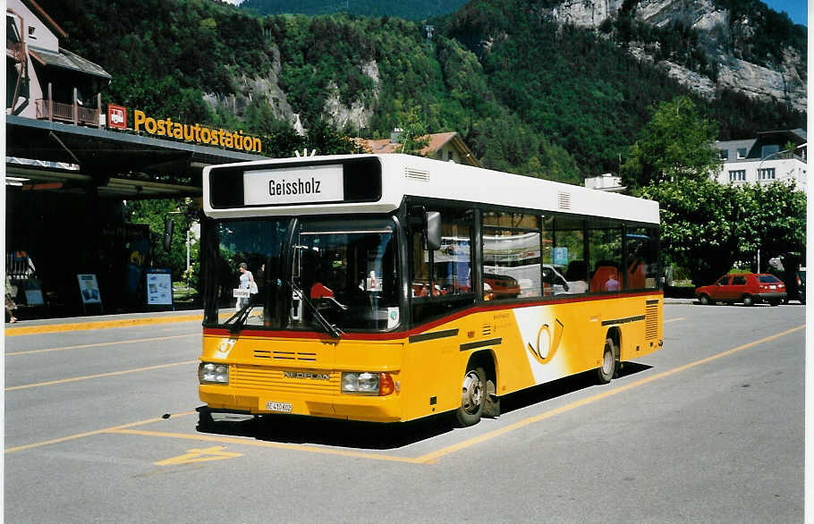 (048'702) - Selfors, Meiringen - BE 410'602 - Neoplan am 21. Juli 2001 in Meiringen, Postautostation