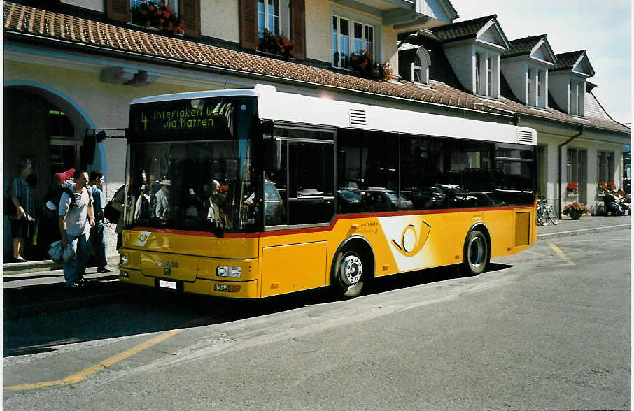 (048'707) - PTT-Regie - P 23'032 - MAN/Gppel am 23. Juli 2001 beim Bahnhof Interlaken Ost