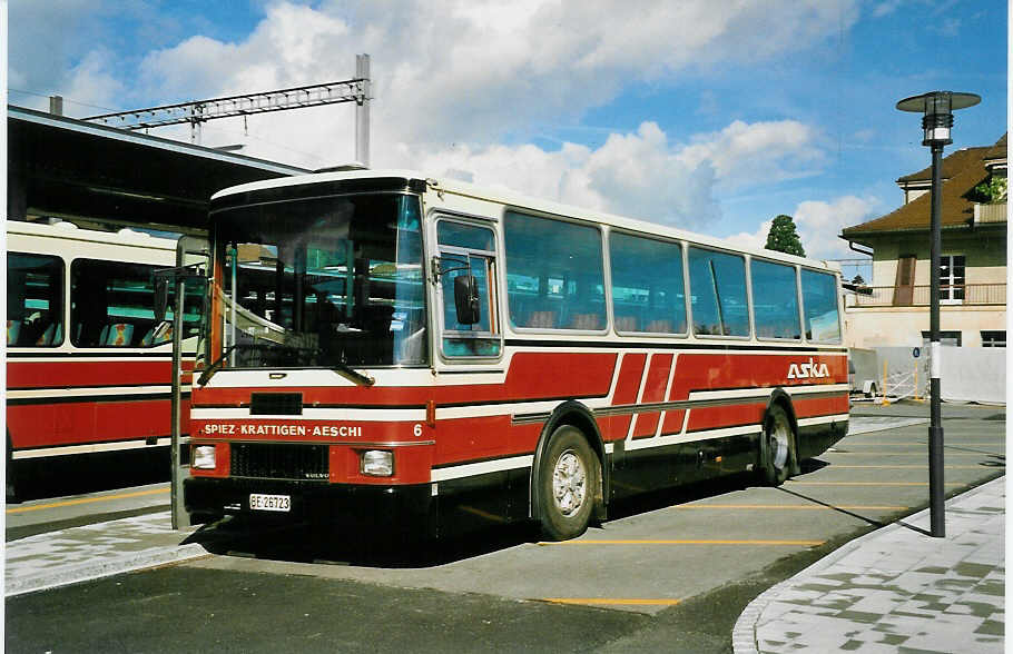 (048'736) - ASKA Aeschi - Nr. 6/BE 26'723 - Volvo/R&J am 5. August 2001 beim Bahnhof Spiez