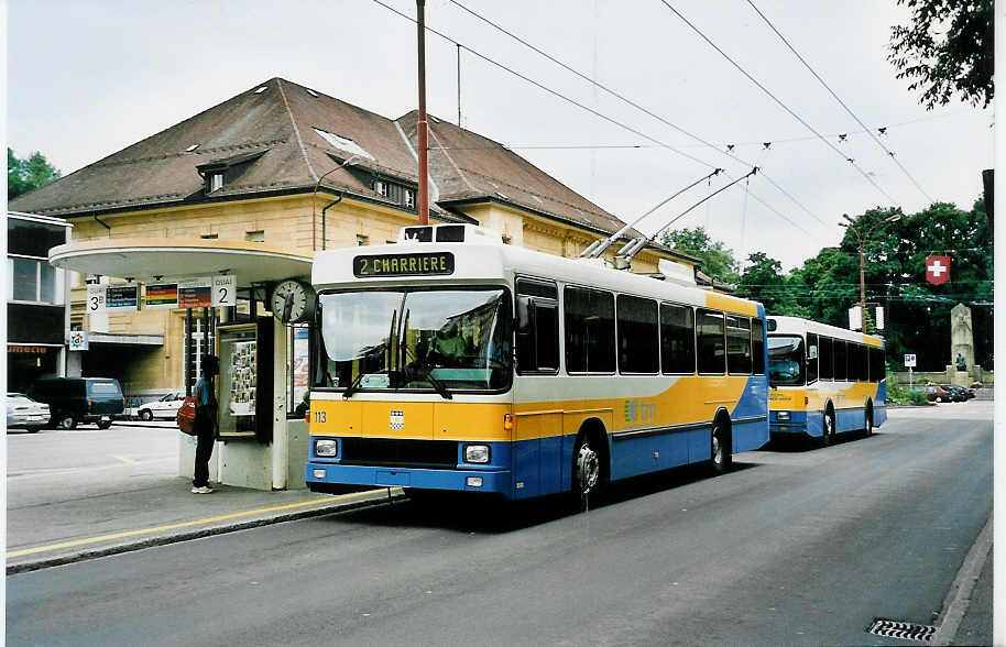 (048'809) - TC La Chaux-de-Fonds - Nr. 113 - NAW/Hess Trolleybus am 6. August 2001 beim Bahnhof La Chaux-de-Fonds