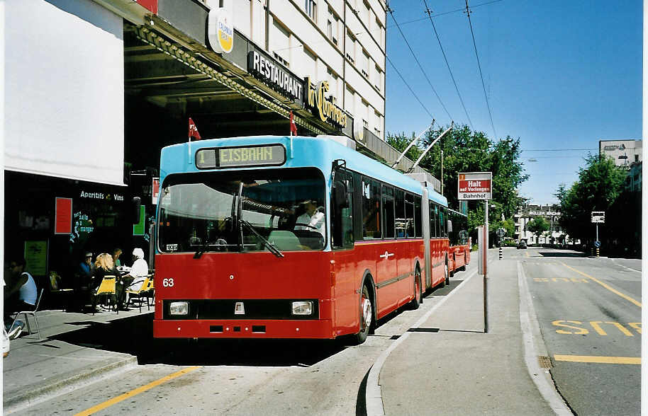 (049'020) - VB Biel - Nr. 63 - Volvo/R&J Gelenktrolleybus am 12. August 2001 beim Bahnhof Biel