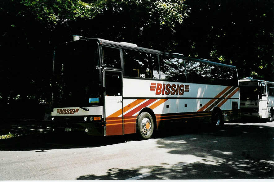 (049'036) - Bissig, Brunnen - Nr. 1/SZ 2247 - Van Hool am 18. August 2001 in Solothurn