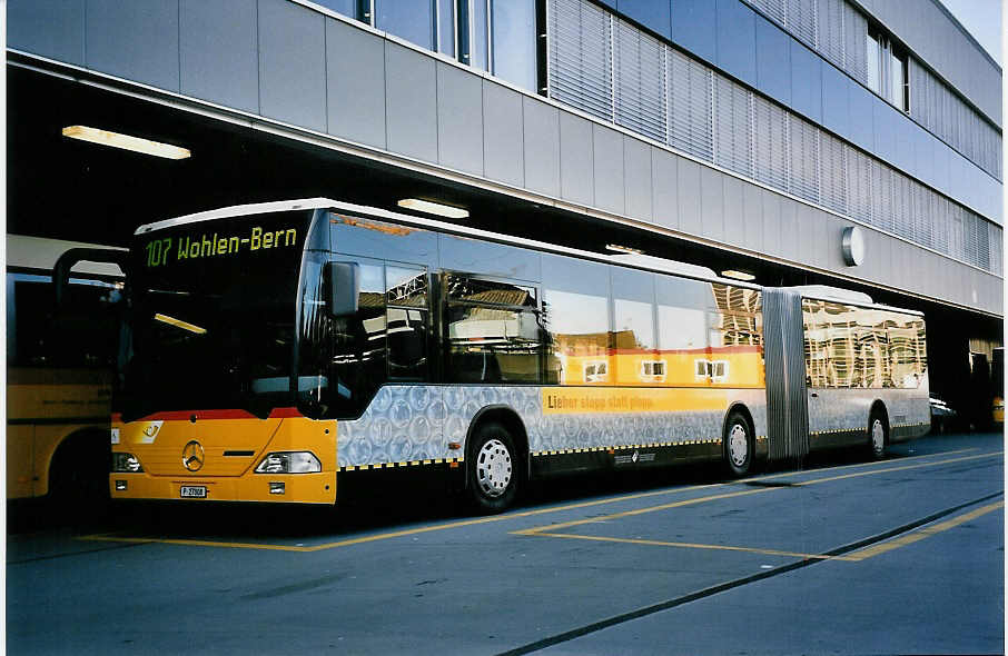 (049'909) - PTT-Regie - P 27'008 - Mercedes am 30. September 2001 in Bern, Postautostation