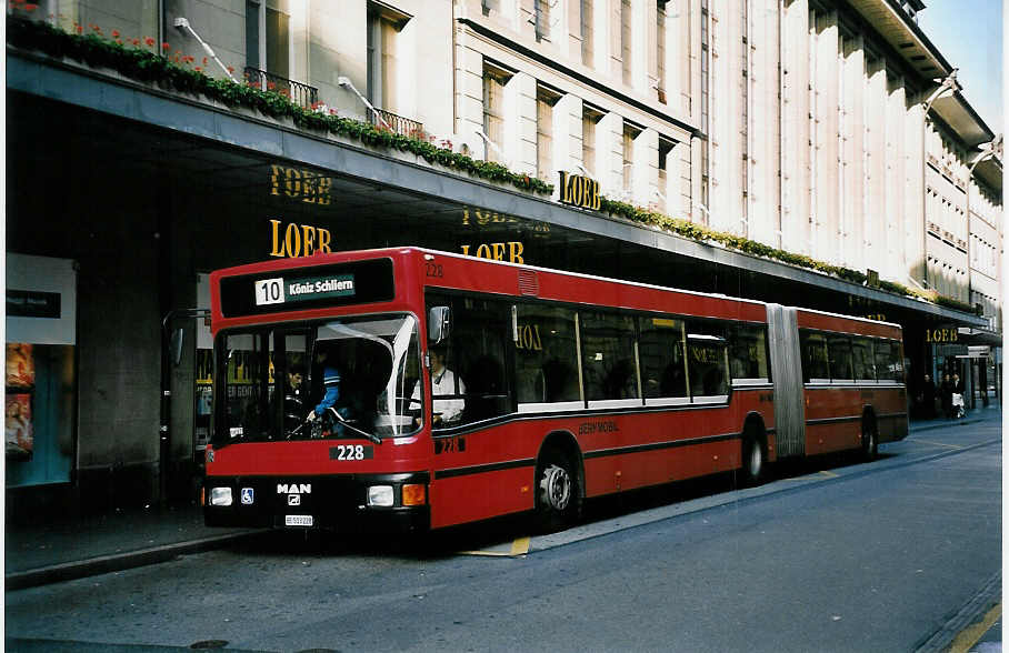 (049'911) - Bernmobil, Bern - Nr. 228/BE 513'228 - MAN am 30. September 2001 beim Bahnhof Bern