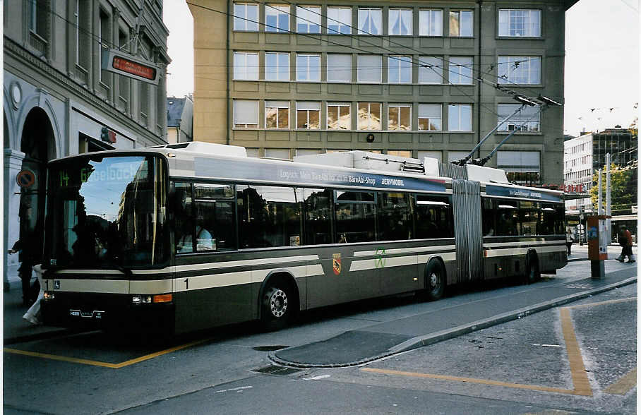 (049'912) - SVB Bern - Nr. 1 - NAW/Hess Gelenktrolleybus am 30. September 2001 beim Bahnhof Bern