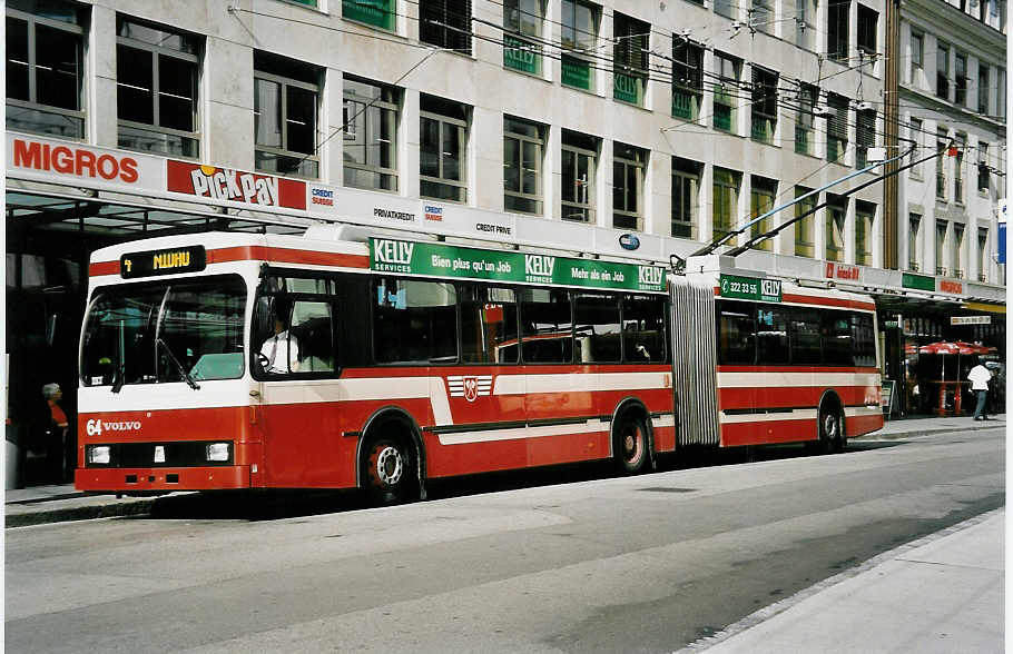 (049'922) - VB Biel - Nr. 64 - Volvo/R&J Gelenktrolleybus am 1. Oktober 2001 in Biel, Guisanplatz