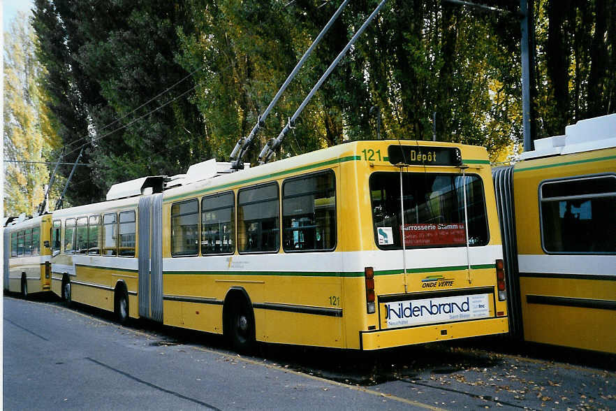 (050'322) - TN Neuchtel - Nr. 121 - NAW/Hess Gelenktrolleybus am 17. Oktober 2001 in Neuchtel, Dpt