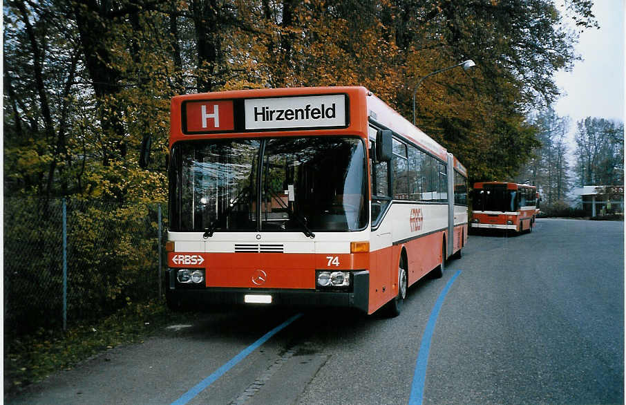 (050'711) - RBS Worblaufen - Nr. 74/BE 473'374 - Mercedes am 18. November 2001 in Worblaufen, Garage