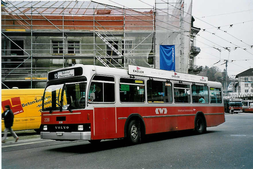 (050'728) - WV Winterthur - Nr. 226/ZH 232'226 - Volvo/Tscher am 19. November 2001 beim Hauptbahnhof Winterthur