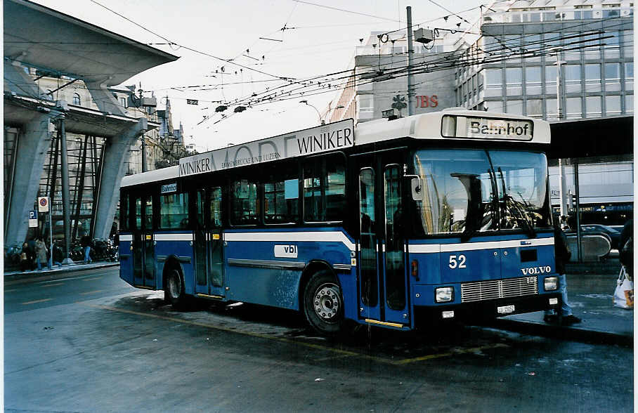 (050'919) - VBL Luzern - Nr. 52/LU 15'052 - Volvo/Hess am 24. Dezember 2001 beim Bahnhof Luzern