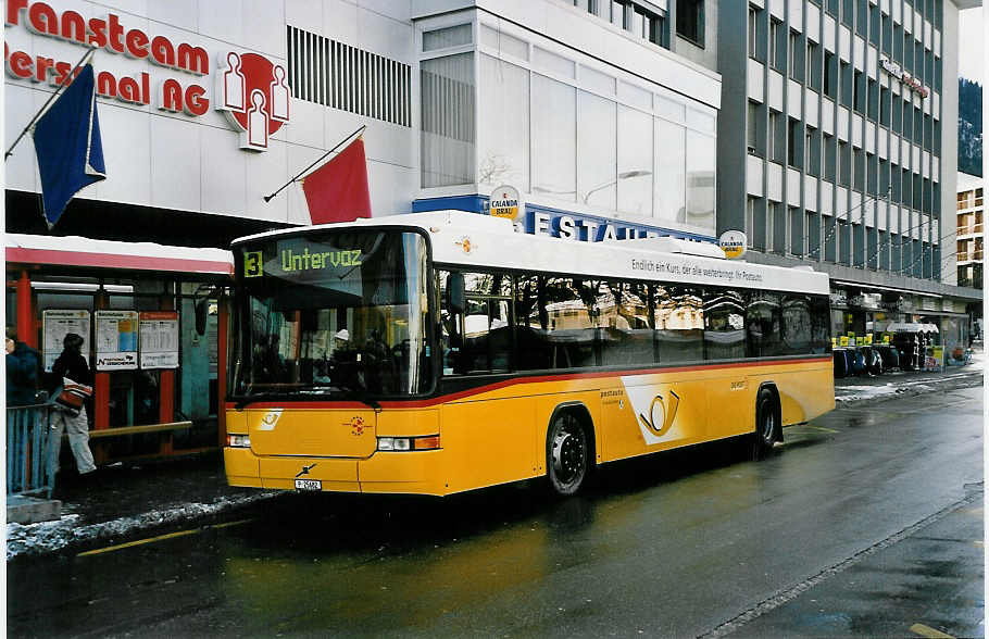 (051'021) - PTT-Regie - P 25'682 - Volvo/Hess am 27. Dezember 2001 beim Bahnhof Chur