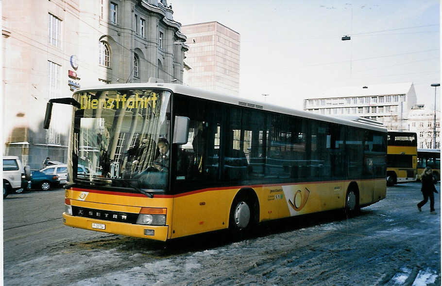 (051'110) - PTT-Regie - P 25'754 - Setra am 27. Dezember 2001 beim Bahnhof St. Gallen