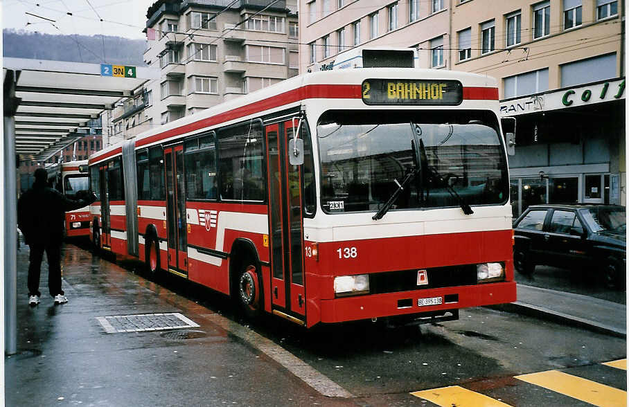 (051'129) - VB Biel - Nr. 138/BE 395'138 - Volvo/R&J am 29. Dezember 2001 beim Bahnhof Biel