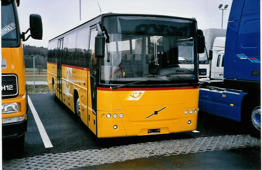 (051'135) - PTT-Regie - P 25'165 - Volvo am 29. Dezember 2001 in Mnchenbuchsee, Volvo