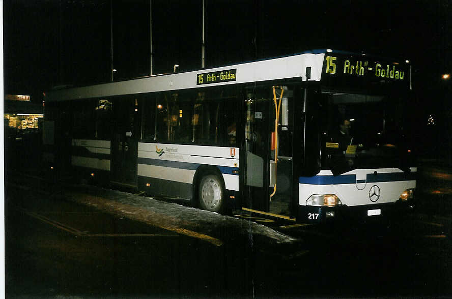 (051'328) - Auf der Maur, Steinen - Nr. 217/SZ 5440 - Mercedes/Hess am 1. Januar 2002 beim Bahnhof Arth-Goldau