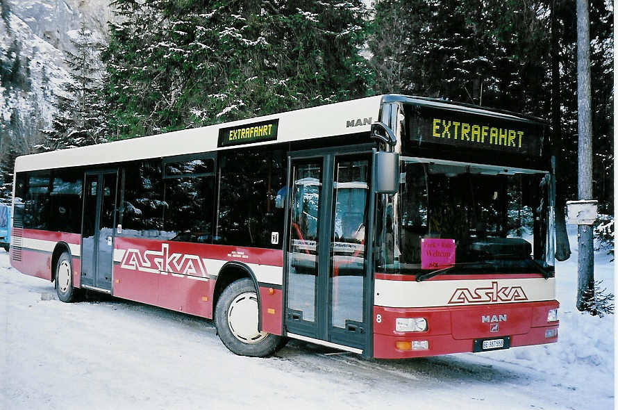(051'436) - ASKA Aeschi - Nr. 8/BE 387'558 - MAN am 6. Januar 2002 in Adelboden, Unter dem Birg