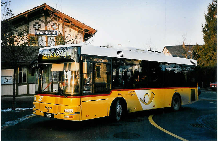 (051'607) - Lengacher, Mnsingen - Nr. 3/BE 547'388 - MAN/Gppel am 13. Januar 2002 beim Bahnhof Wichtrach