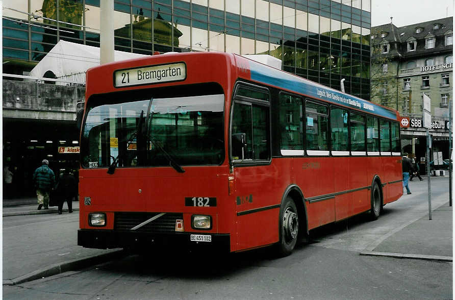 (051'629) - Bernmobil, Bern - Nr. 182/BE 451'182 - Volvo/R&J am 19. Januar 2002 beim Bahnhof Bern