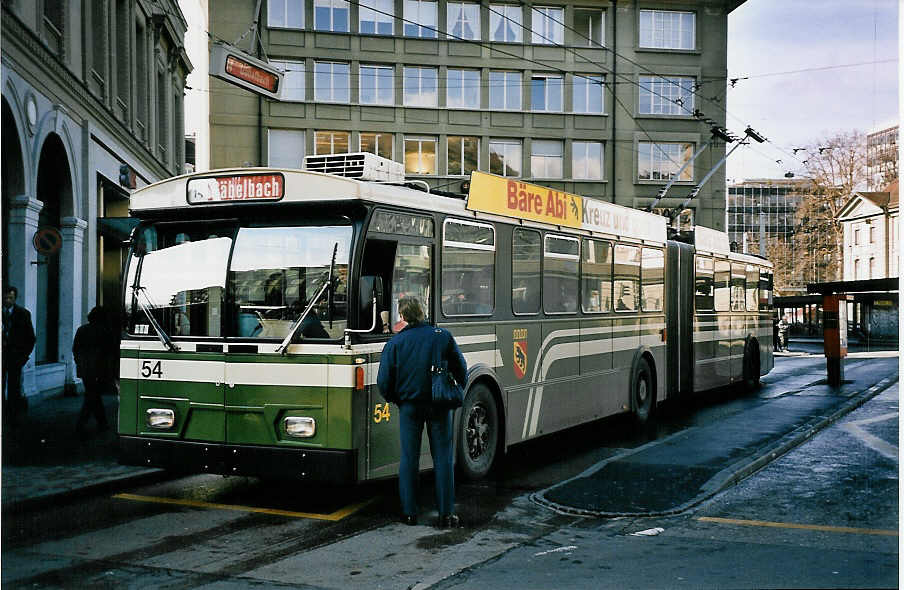 (051'819) - SVB Bern - Nr. 54 - FBW/Hess Gelenktrolleybus am 4. Februar 2002 beim Bahnhof Bern