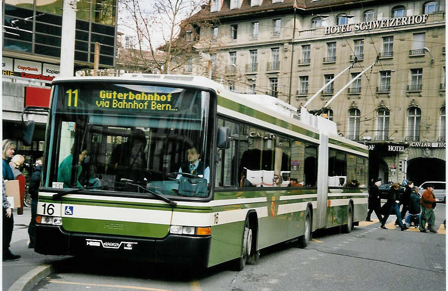 (051'837) - SVB Bern - Nr. 16 - NAW/Hess Gelenktrolleybus am 4. Februar 2002 beim Bahnhof Bern