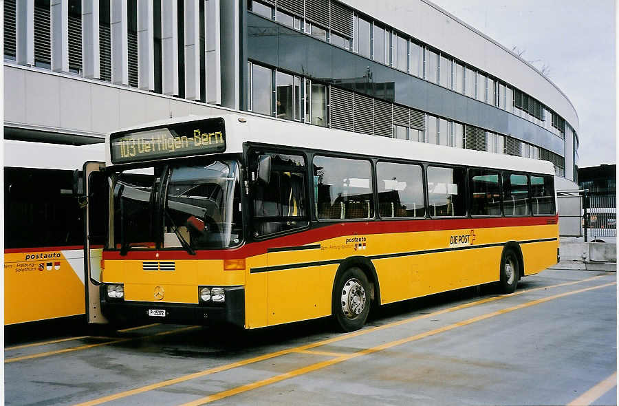 (051'901) - PTT-Regie - P 25'372 - Mercedes/Lauber am 4. Februar 2002 in Bern, Postautostation
