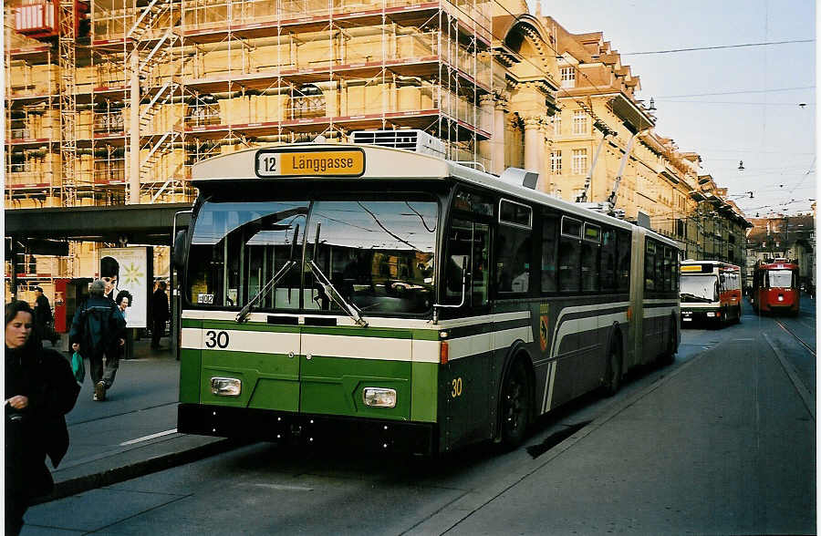 (051'932) - SVB Bern - Nr. 30 - FBW/Hess Gelenktrolleybus am 4. Februar 2002 beim Bahnhof Bern