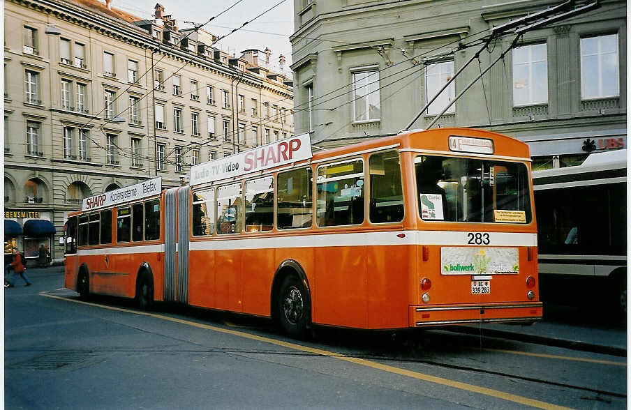 (051'935) - SVB Bern - Nr. 283/BE 339'283 - FBW/Hess-Gangloff am 4. Februar 2002 beim Bahnhof Bern