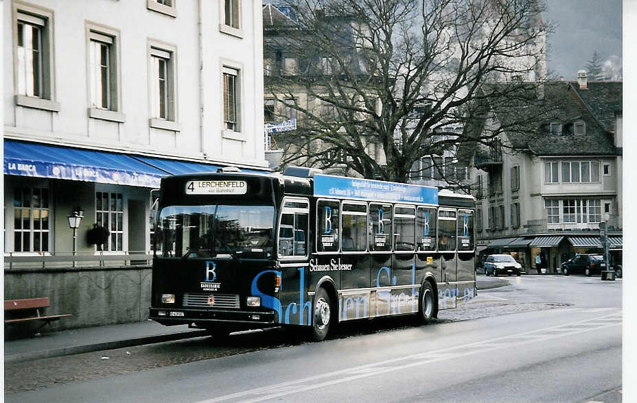 (052'005) - STI Thun - Nr. 27/BE 419'027 - Volvo/R&J (ex SAT Thun Nr. 27) am 9. Februar 2002 in Thun, Guisanplatz