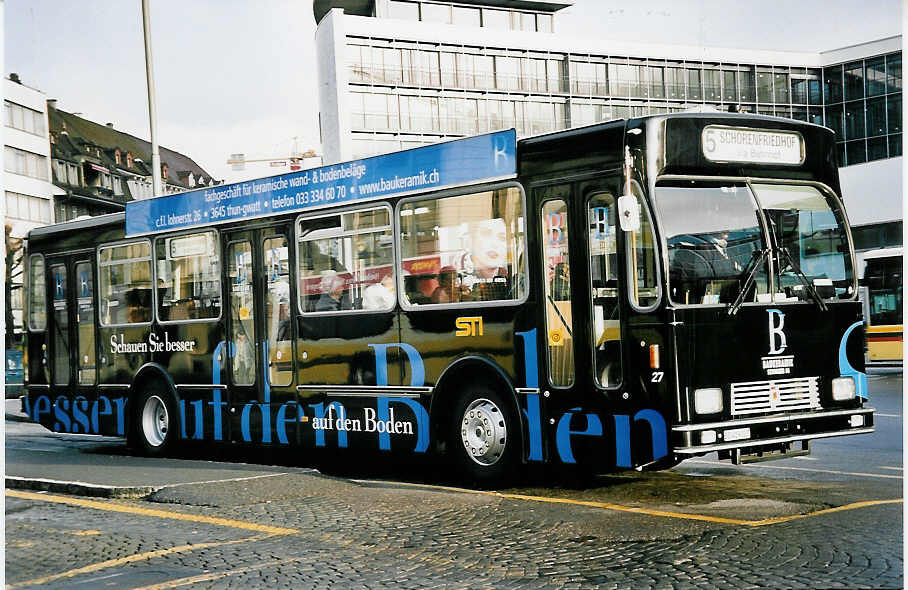 (052'006) - STI Thun - Nr. 27/BE 419'027 - Volvo/R&J (ex SAT Thun Nr. 27) am 9. Februar 2002 beim Bahnhof Thun